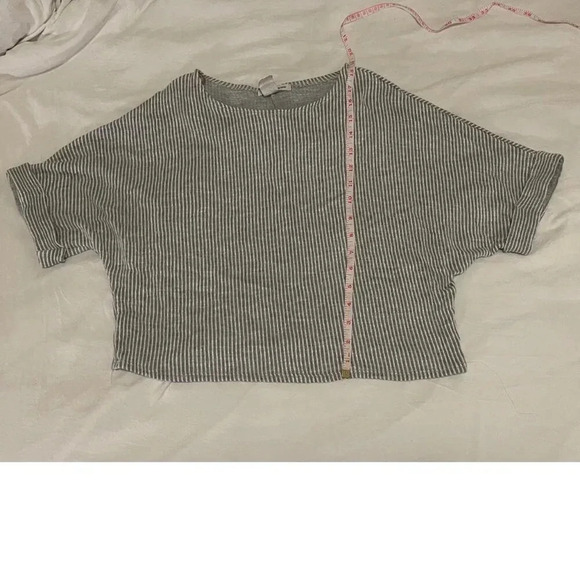 Caution To The Wind Gray White Slouch  Cuff Short Sleeve Top Women's Size Small - Picture 3 of 4